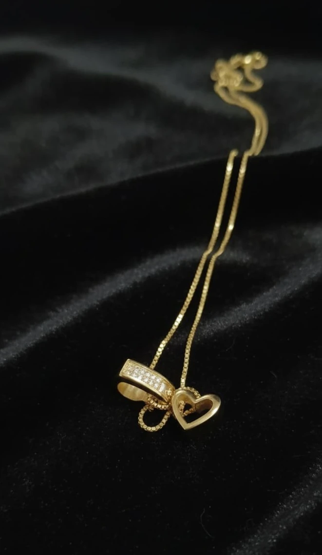 Gümüş Aşk Temalı Çift Kalpli Kolye – Romantik ve Şık Kadın Takı Modeli