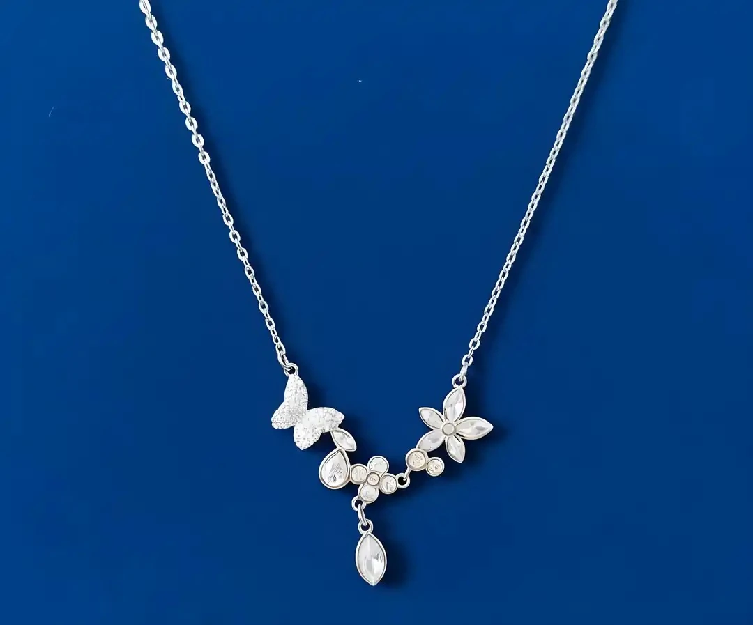 Asimetrik Sarkıt Kelebek ve Çiçek Desenli Kolye – Zarif ve Modern Kadın Takı Modeli