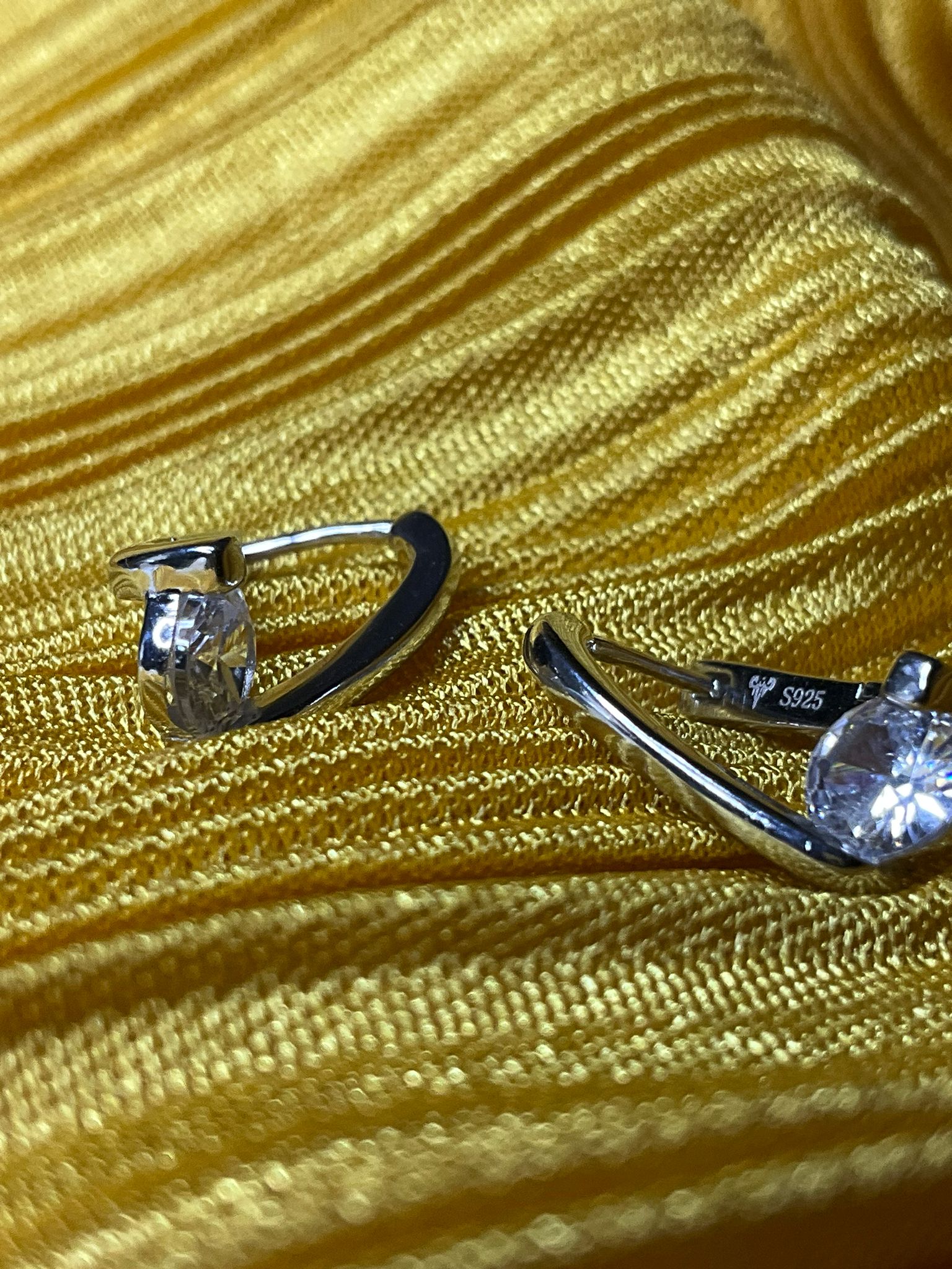 X MODEL TEK TAŞLI ZARİF TASARIM GÜMÜŞ KÜPE