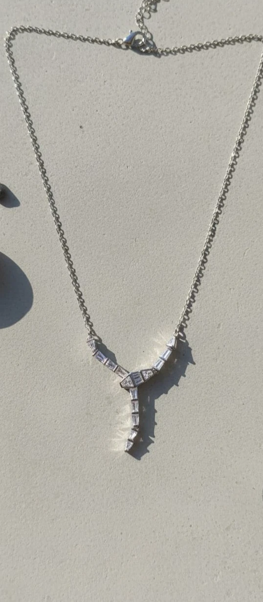 925 Ayar Gümüş Yılan Görünümlü Zirkon Taşlı Sarkıt Kolye – Modern ve Şık Kadın Takı