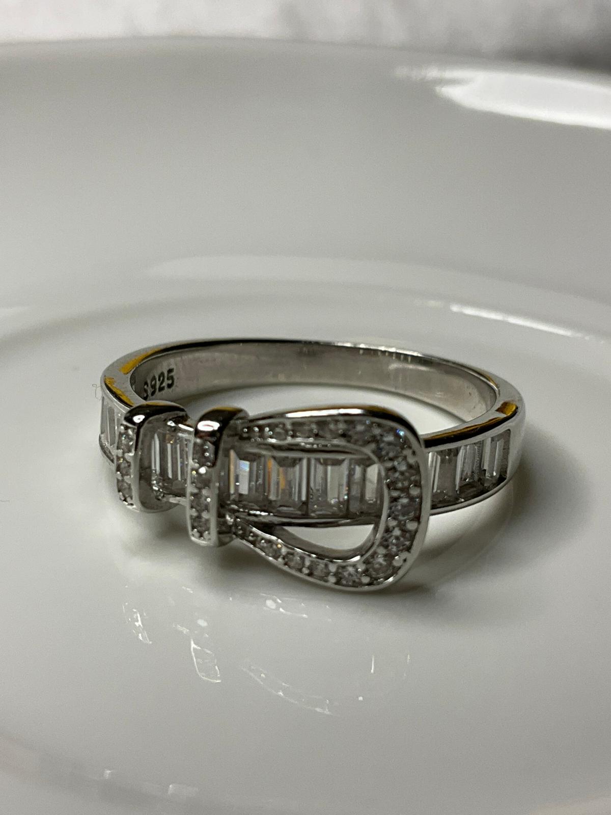 925 Ayar Gümüş Kemerli (Buckle) Zirkon Taşlı Yüzük – Şık ve Modern Kadın Takı