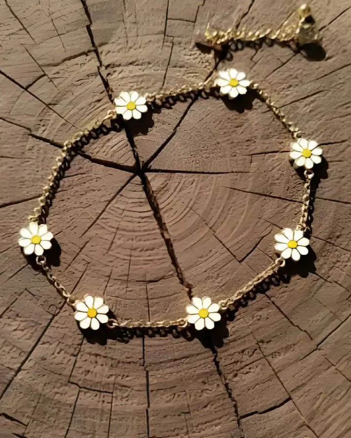 Gümüş Papatya Desenli Bileklik – Zarif ve Şık Kadın Takı Modeli