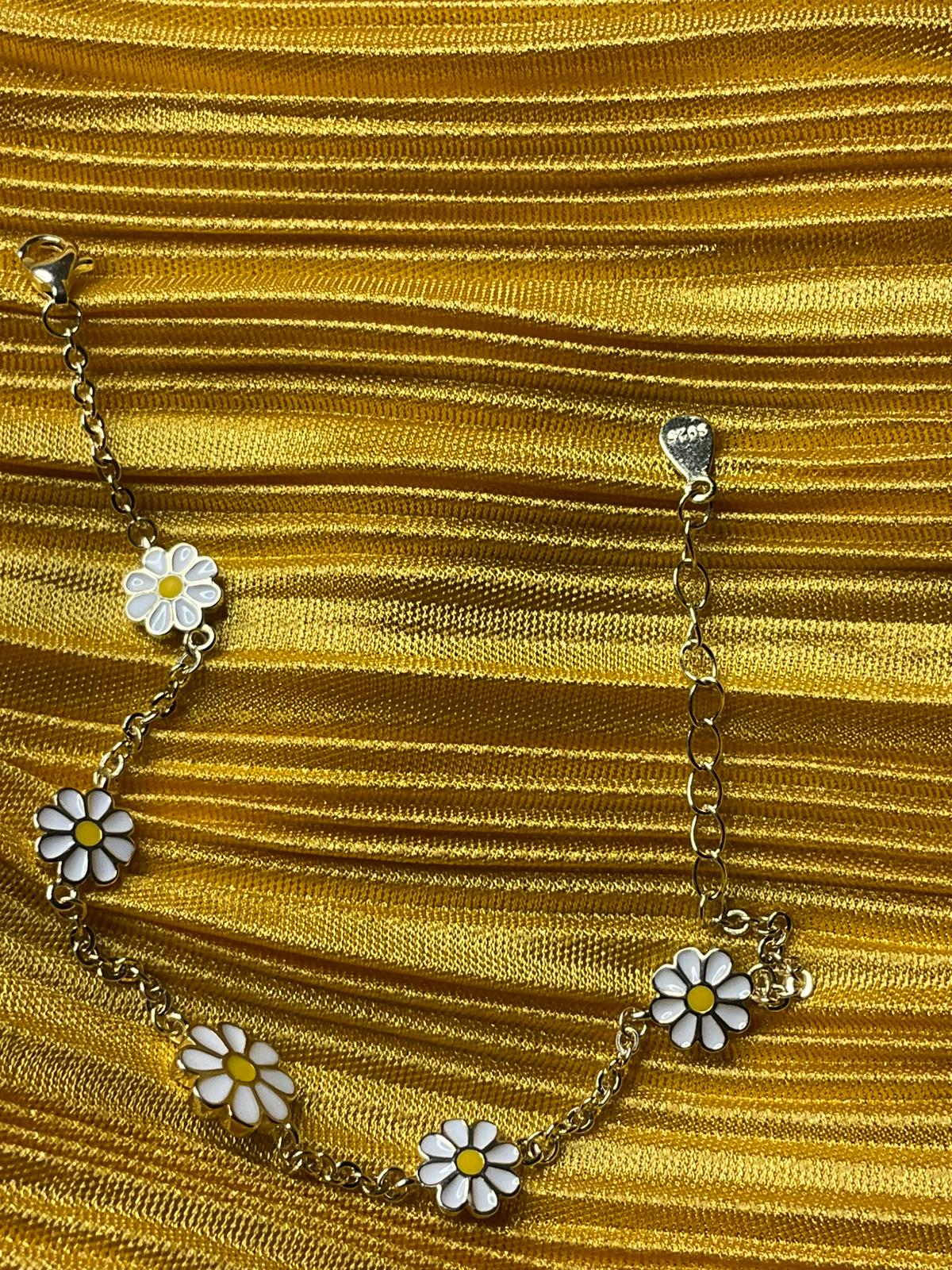 Gümüş Papatya Desenli Bileklik – Zarif ve Şık Kadın Takı Modeli