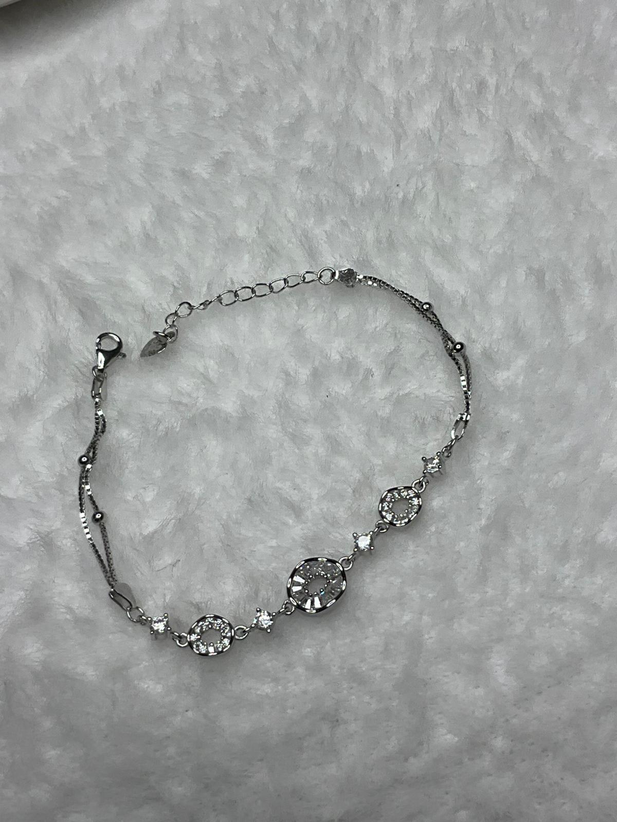 925 Ayar Gümüş Zirkon Taşlı Baget Bileklik – Zarif ve Şık Kadın Takı