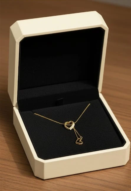 Gümüş Aşk Temalı Çift Kalpli Kolye – Romantik ve Şık Kadın Takı Modeli