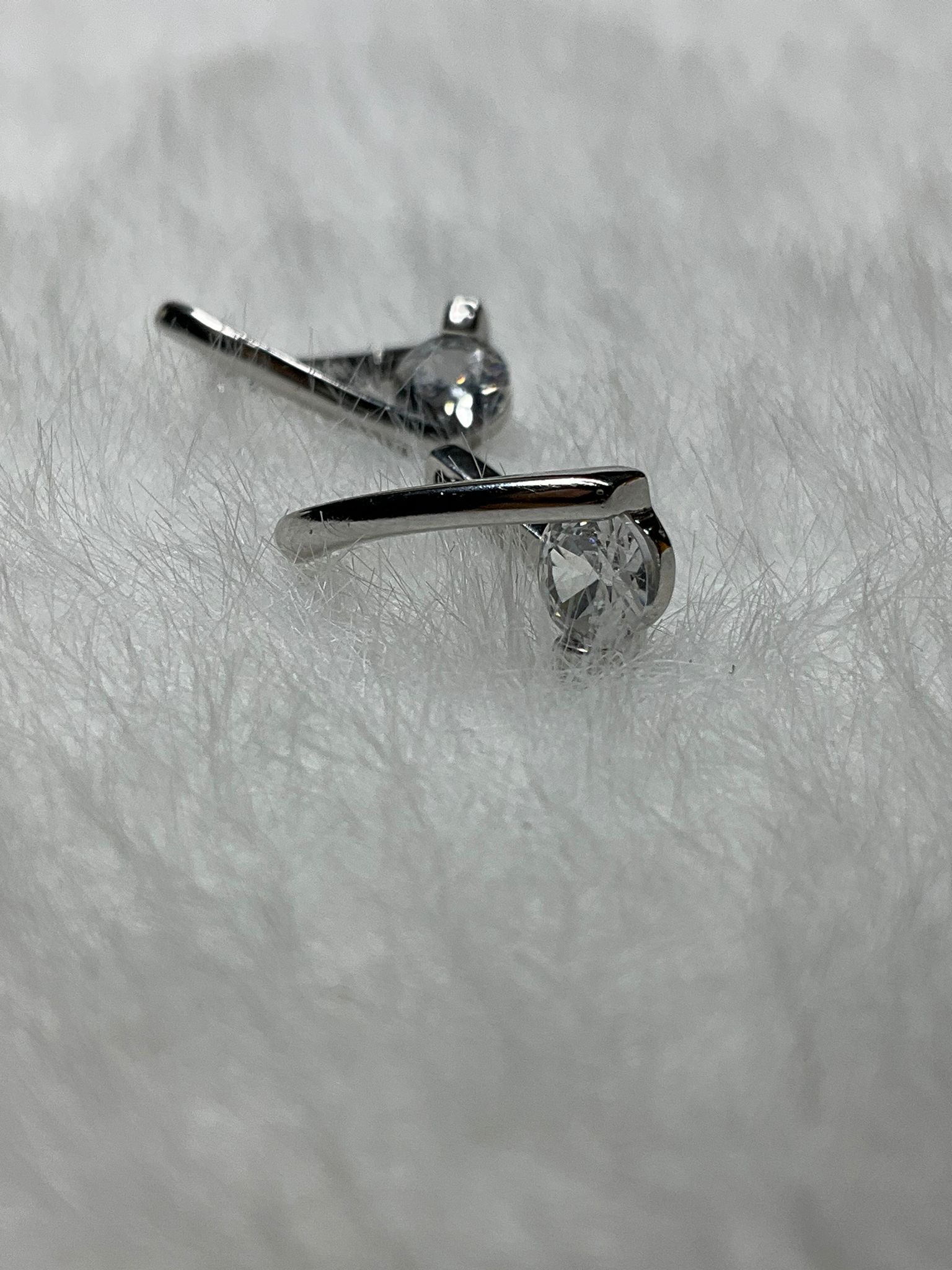 X MODEL TEK TAŞLI ZARİF TASARIM GÜMÜŞ KÜPE