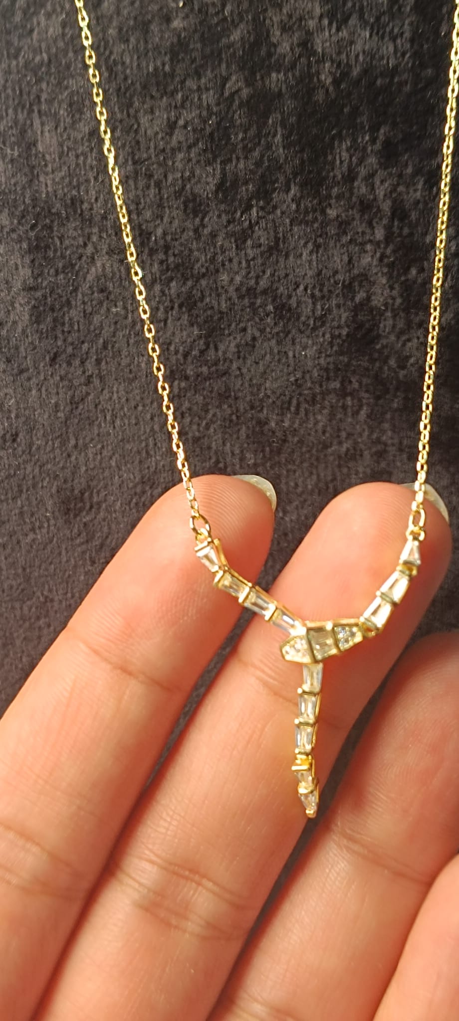 925 Ayar Gümüş Yılan Görünümlü Zirkon Taşlı Sarkıt Kolye – Modern ve Şık Kadın Takı