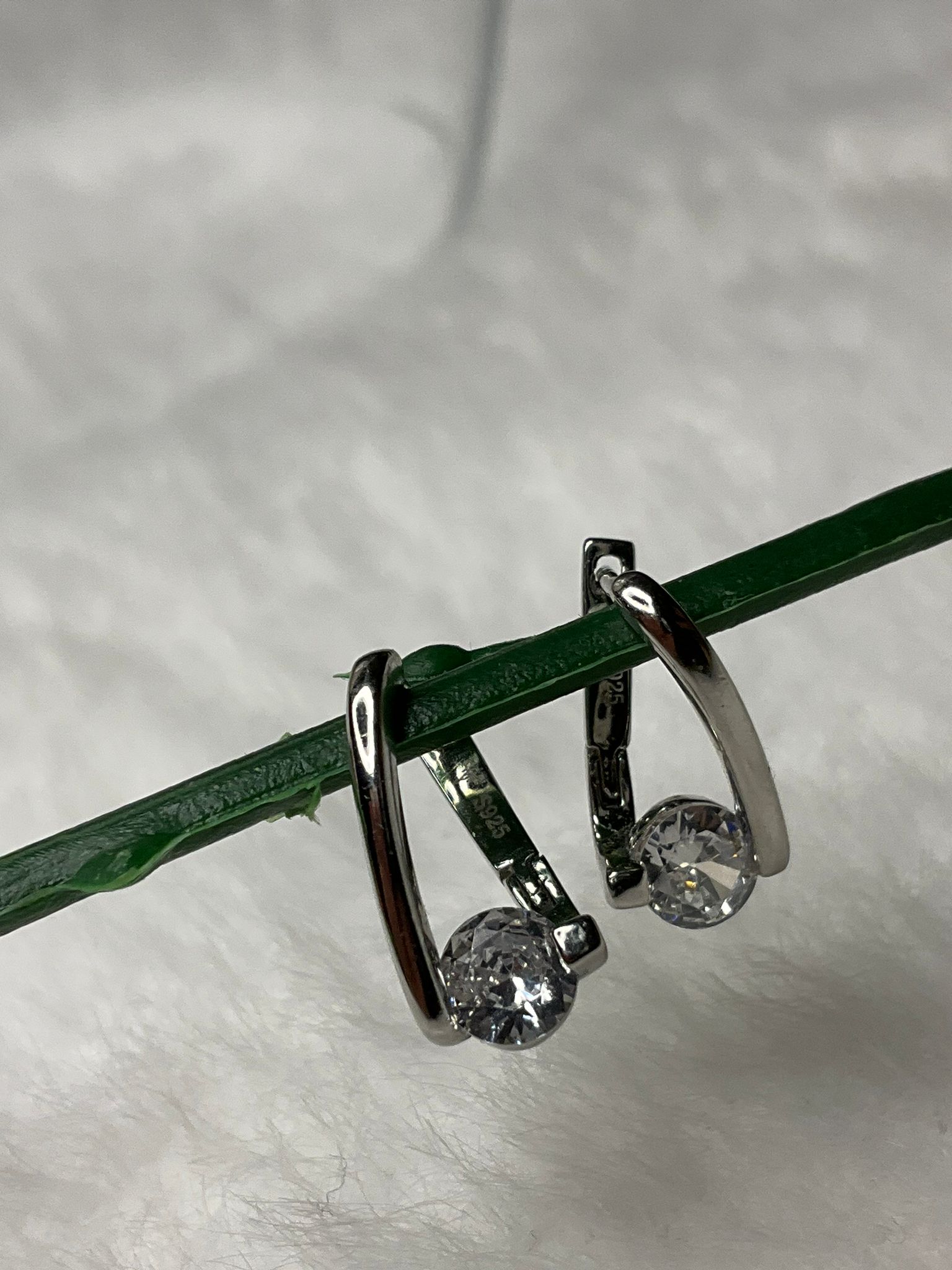 X MODEL TEK TAŞLI ZARİF TASARIM GÜMÜŞ KÜPE