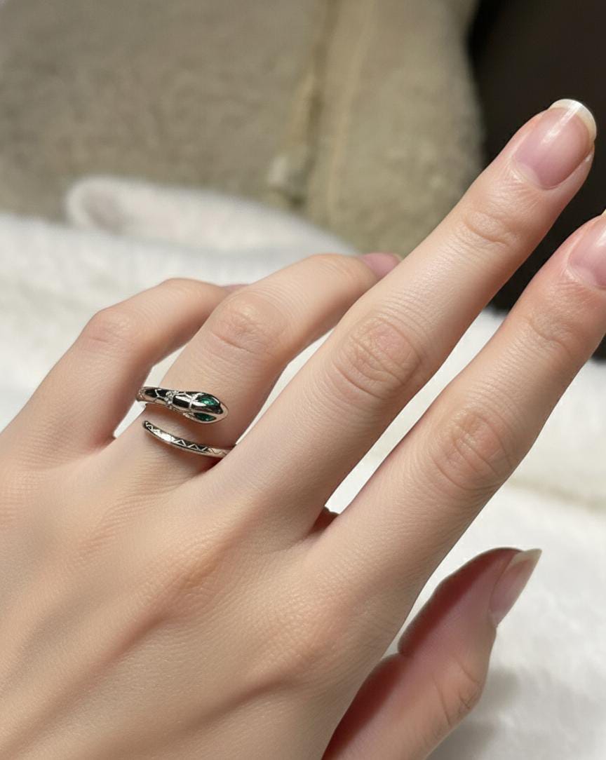 KREA YILAN MODEL SARMALI GÜMÜŞ YÜZÜK YEŞİL ÖZEL İŞLEMLİ TAŞİ İLE CESARETİ ŞANSI TANIMLAR