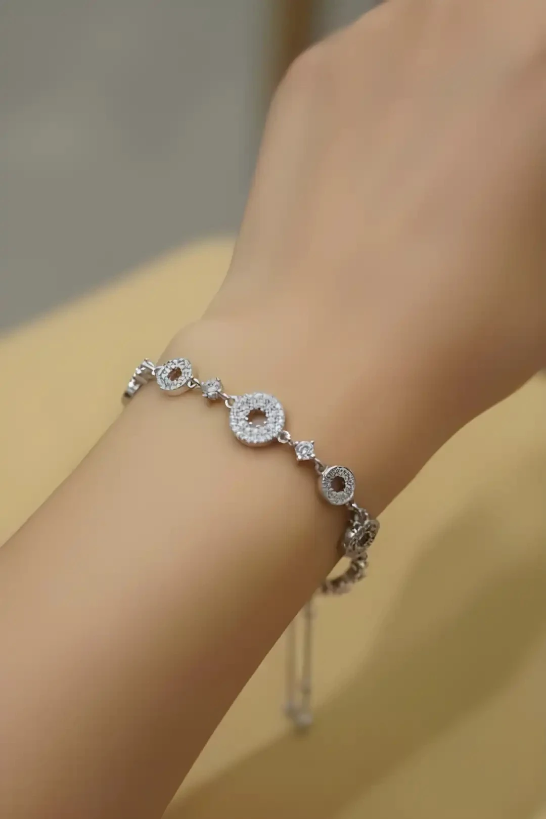 925 Ayar Gümüş Zirkon Taşlı Baget Bileklik – Zarif ve Şık Kadın Takı