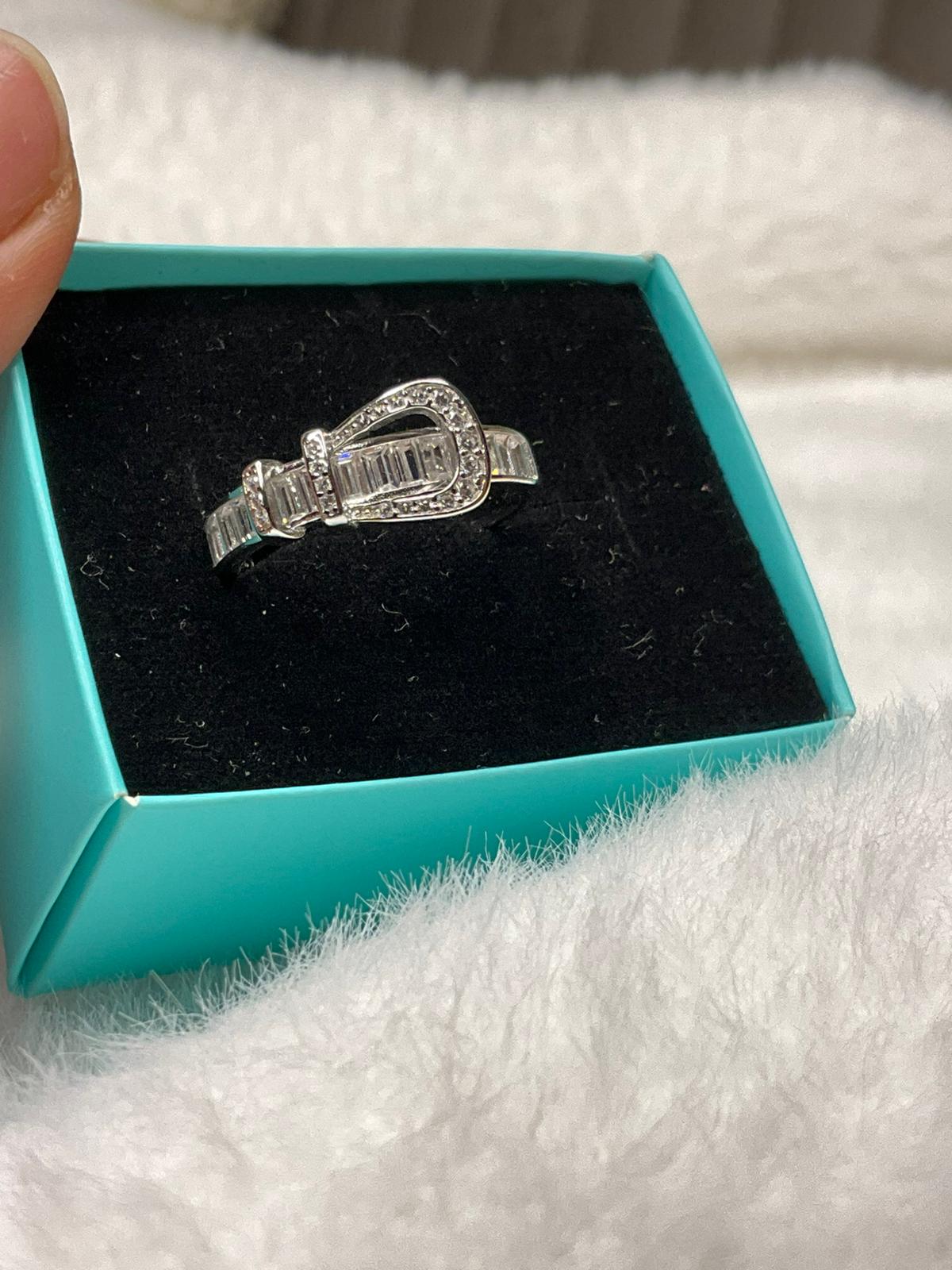 925 Ayar Gümüş Kemerli (Buckle) Zirkon Taşlı Yüzük – Şık ve Modern Kadın Takı