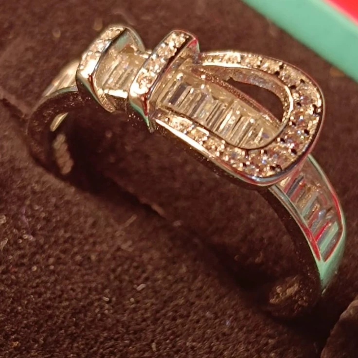 925 Ayar Gümüş Kemerli (Buckle) Zirkon Taşlı Yüzük – Şık ve Modern Kadın Takı