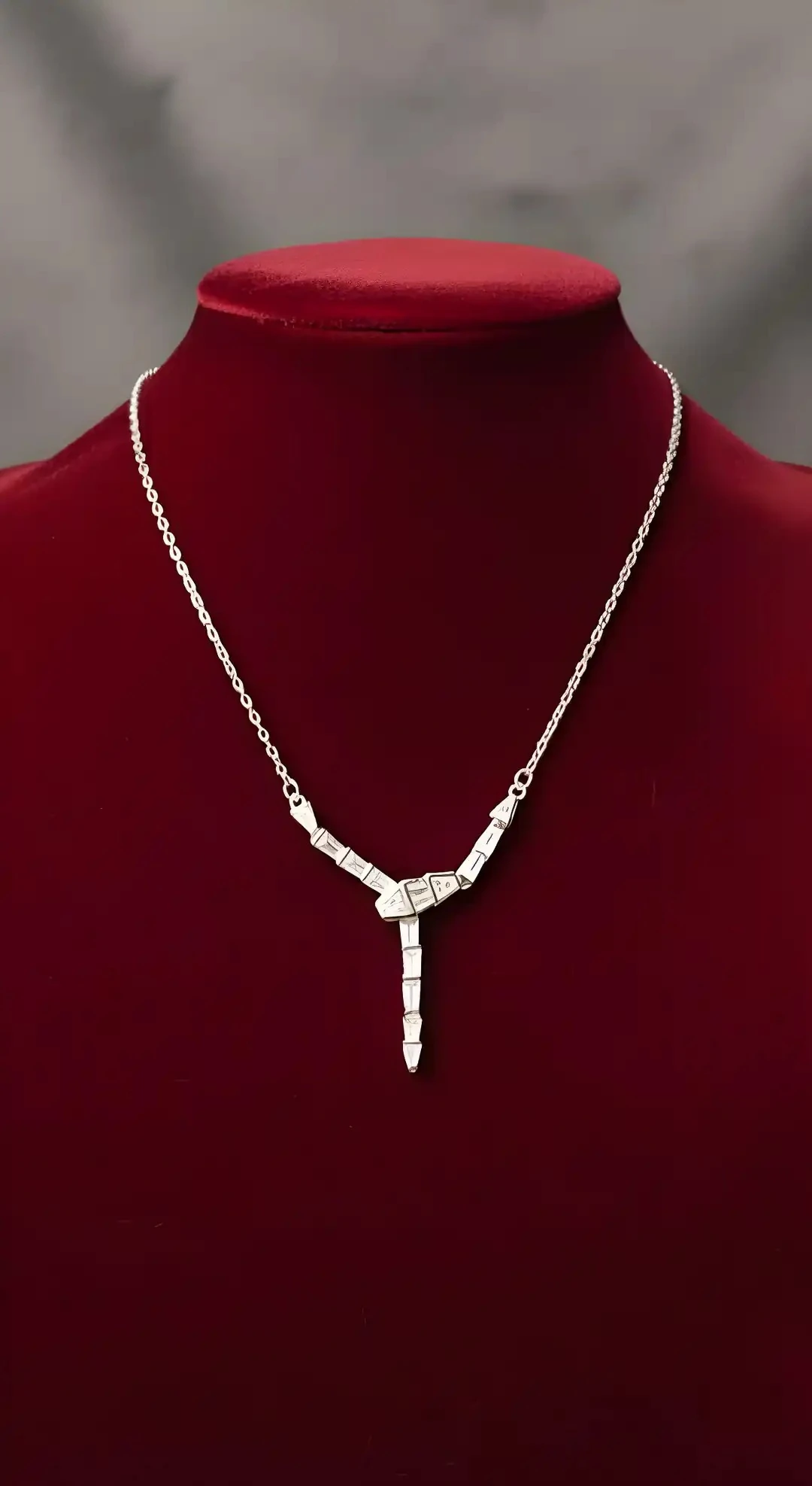 925 Ayar Gümüş Yılan Görünümlü Zirkon Taşlı Sarkıt Kolye – Modern ve Şık Kadın Takı