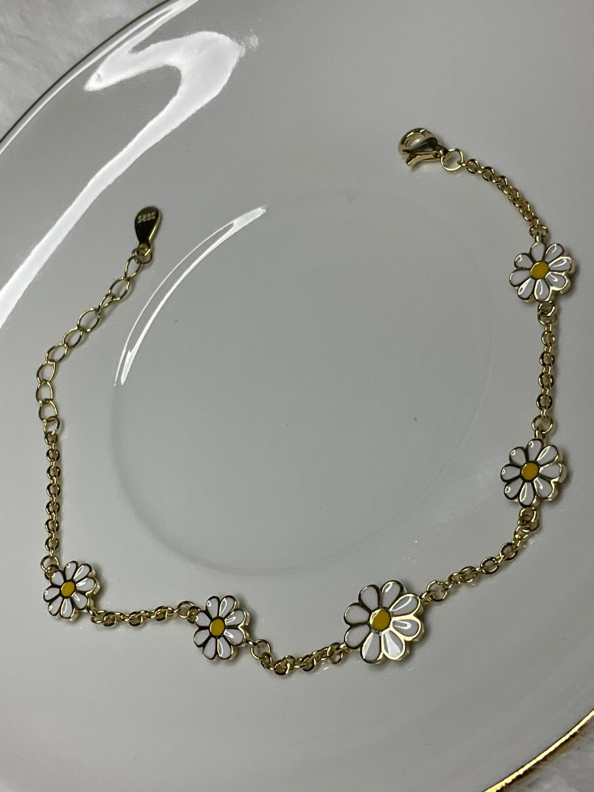 Gümüş Papatya Desenli Bileklik – Zarif ve Şık Kadın Takı Modeli