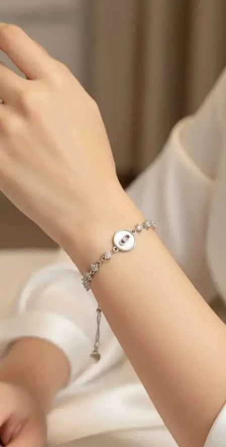 925 Ayar Gümüş Charm Tasarım Bileklik – Modern ve Şık Kadın Takı Modeli