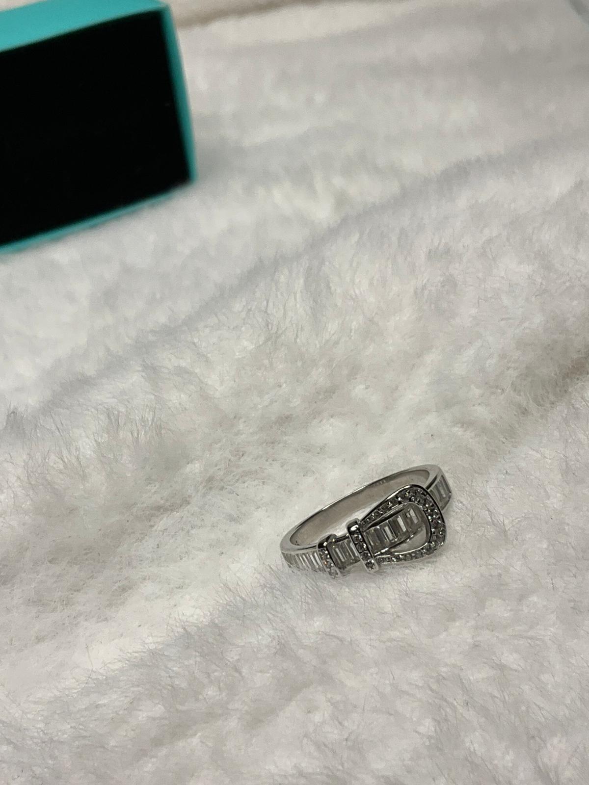 925 Ayar Gümüş Kemerli (Buckle) Zirkon Taşlı Yüzük – Şık ve Modern Kadın Takı