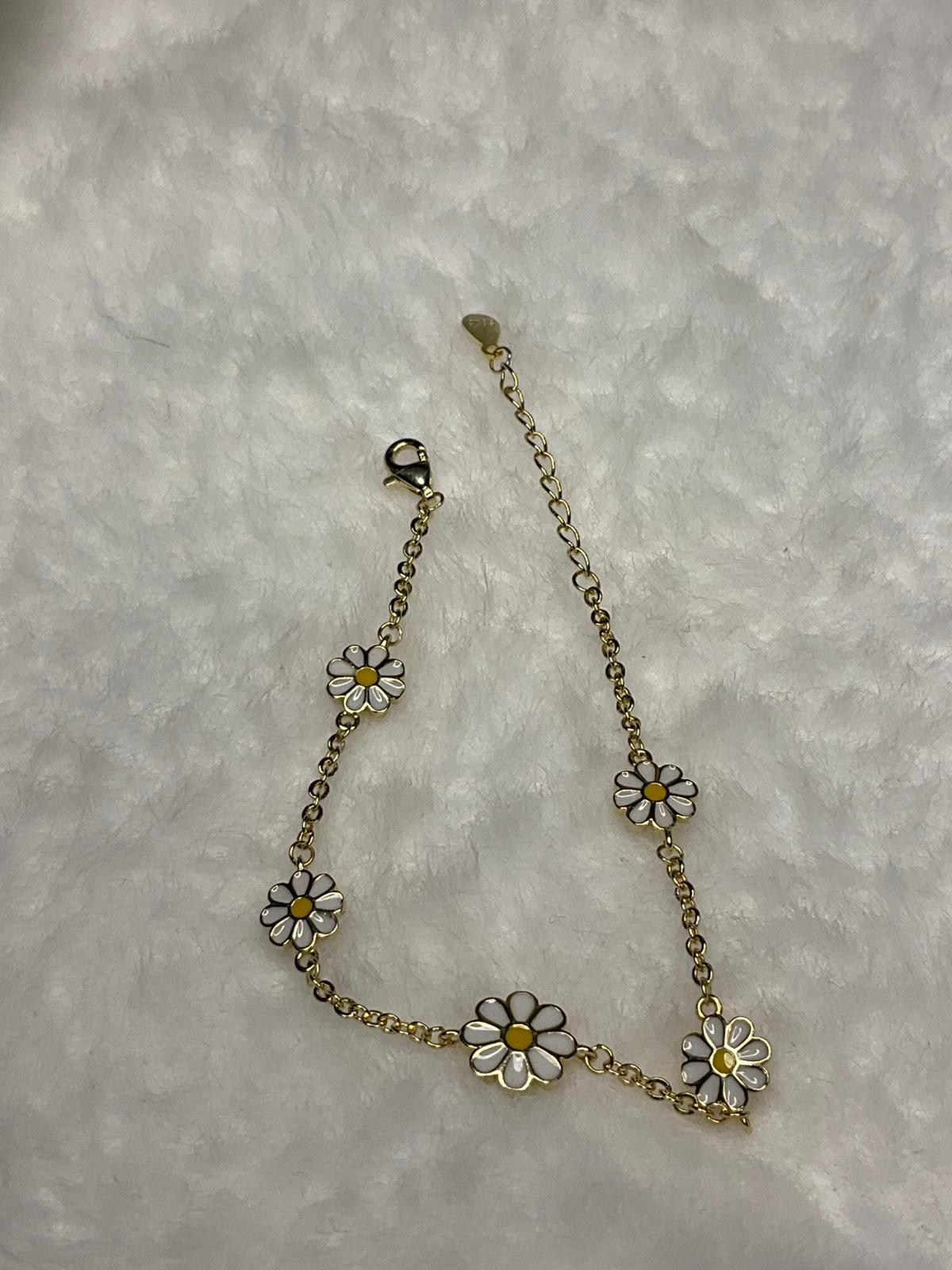 Gümüş Papatya Desenli Bileklik – Zarif ve Şık Kadın Takı Modeli