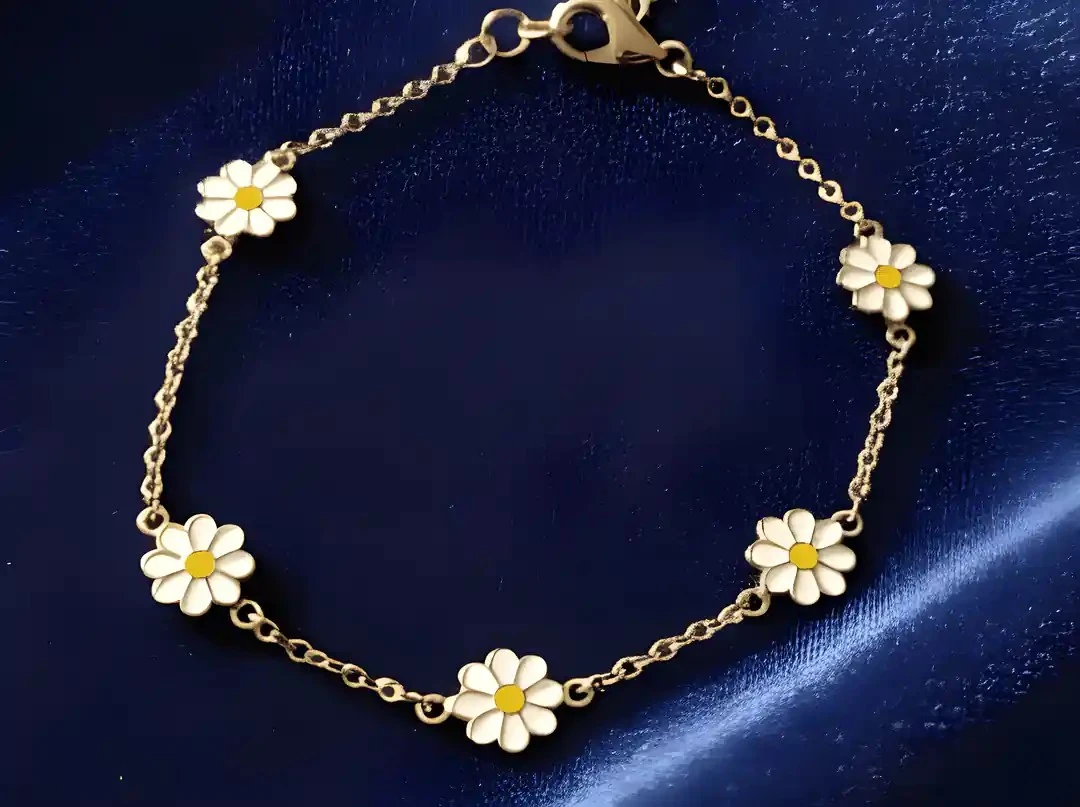 Gümüş Papatya Desenli Bileklik – Zarif ve Şık Kadın Takı Modeli