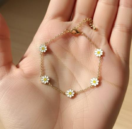 Gümüş Papatya Desenli Bileklik – Zarif ve Şık Kadın Takı Modeli