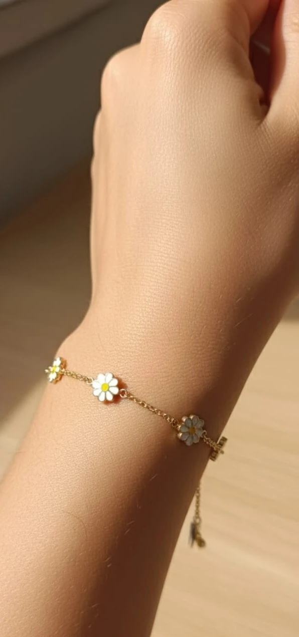 Gümüş Papatya Desenli Bileklik – Zarif ve Şık Kadın Takı Modeli