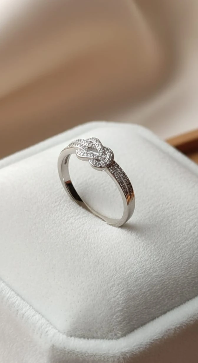 925 Ayar Gümüş Taşlı Düğüm Yüzük – Zarif ve Şık Kadın Takı