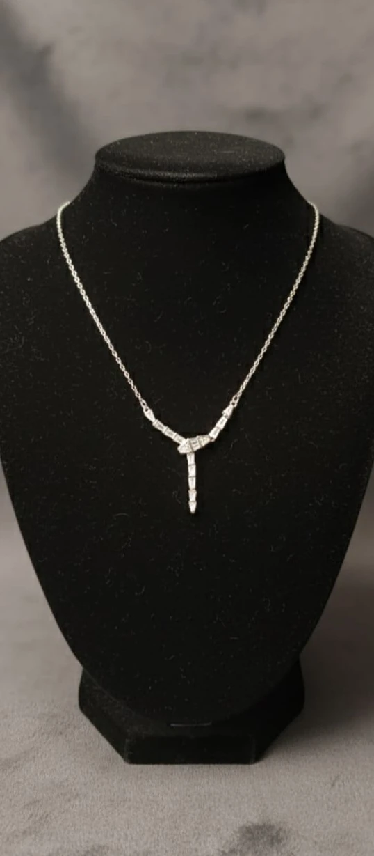 925 Ayar Gümüş Yılan Görünümlü Zirkon Taşlı Sarkıt Kolye – Modern ve Şık Kadın Takı