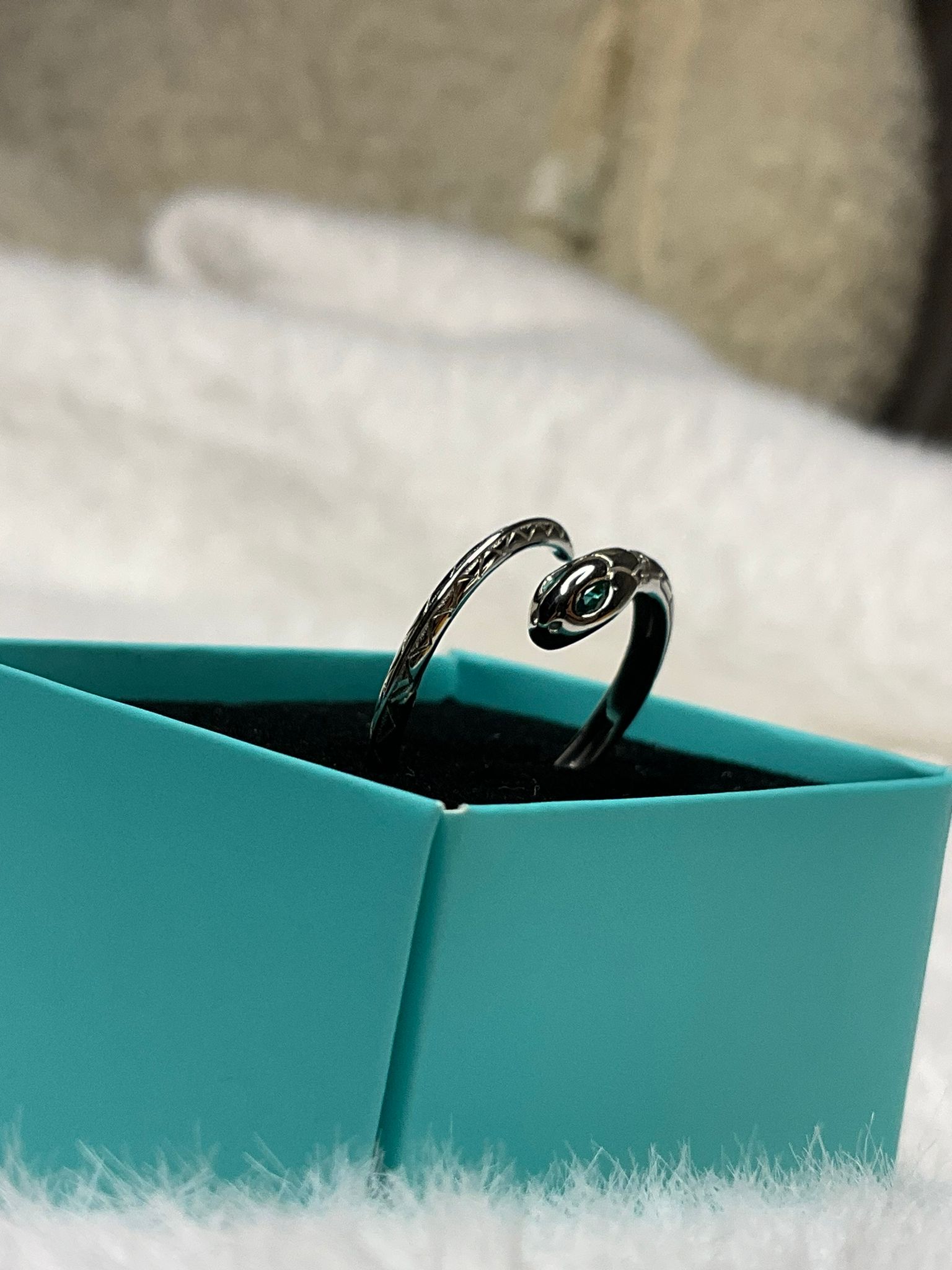 KREA YILAN MODEL SARMALI GÜMÜŞ YÜZÜK YEŞİL ÖZEL İŞLEMLİ TAŞİ İLE CESARETİ ŞANSI TANIMLAR