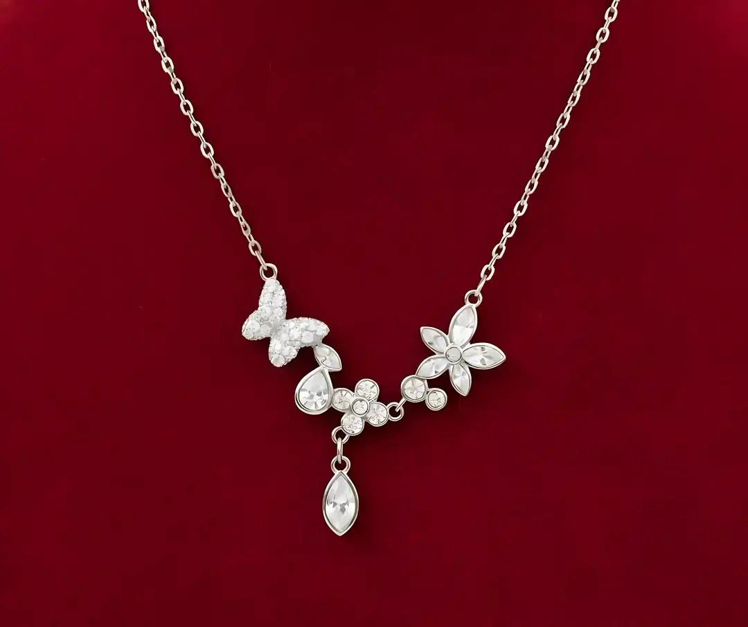 Asimetrik Sarkıt Kelebek ve Çiçek Desenli Kolye – Zarif ve Modern Kadın Takı Modeli