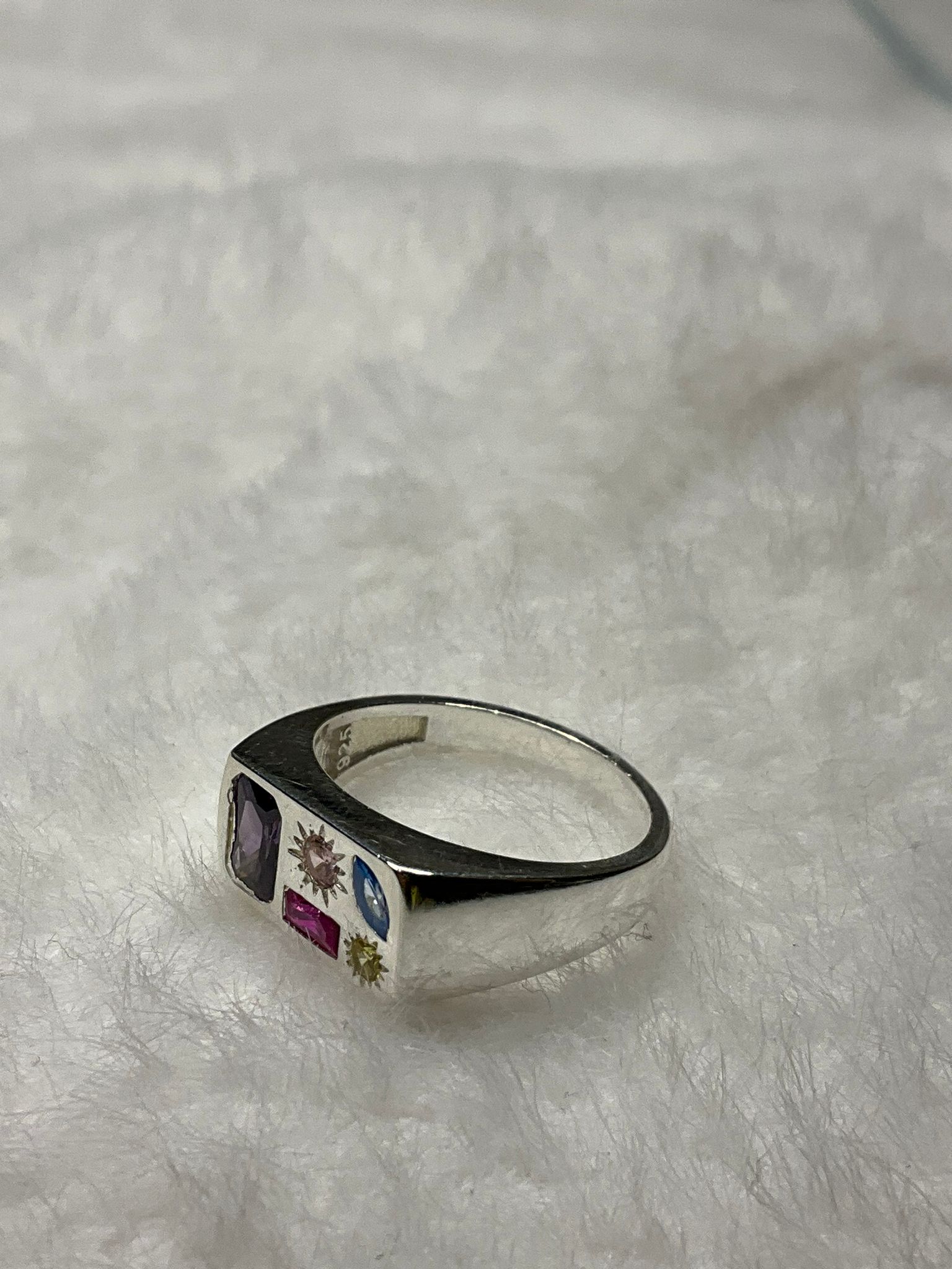 Gümüş Signet Ring Model Yüzük – Şık ve Modern Kadın Takı