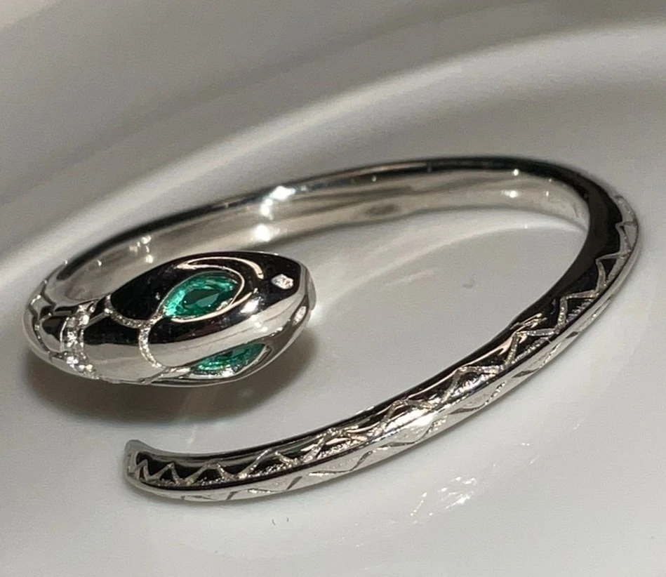 KREA YILAN MODEL SARMALI GÜMÜŞ YÜZÜK YEŞİL ÖZEL İŞLEMLİ TAŞİ İLE CESARETİ ŞANSI TANIMLAR