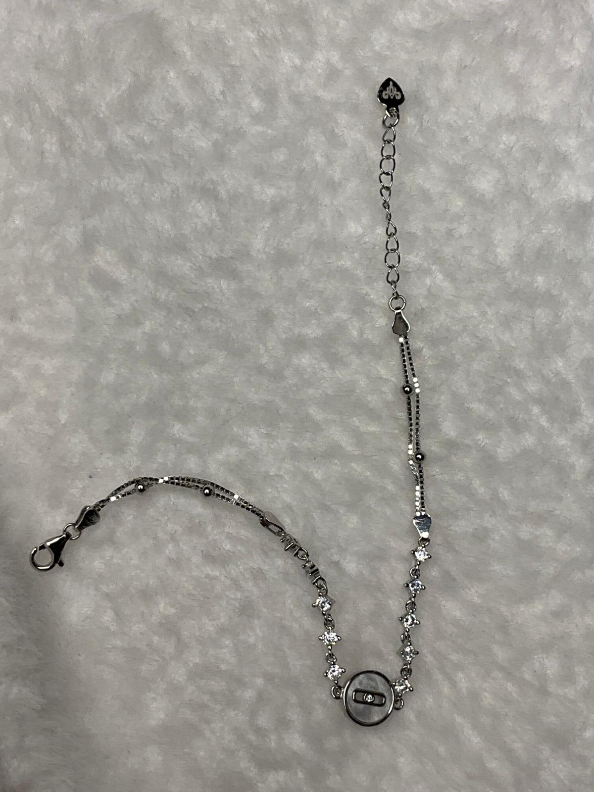 925 Ayar Gümüş Charm Tasarım Bileklik – Modern ve Şık Kadın Takı Modeli