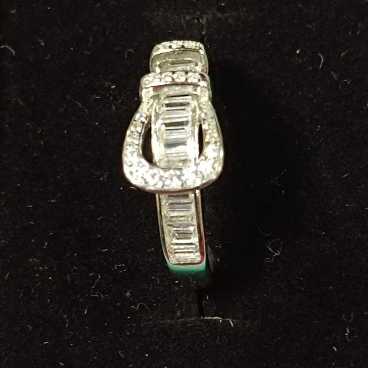 925 Ayar Gümüş Kemerli (Buckle) Zirkon Taşlı Yüzük – Şık ve Modern Kadın Takı