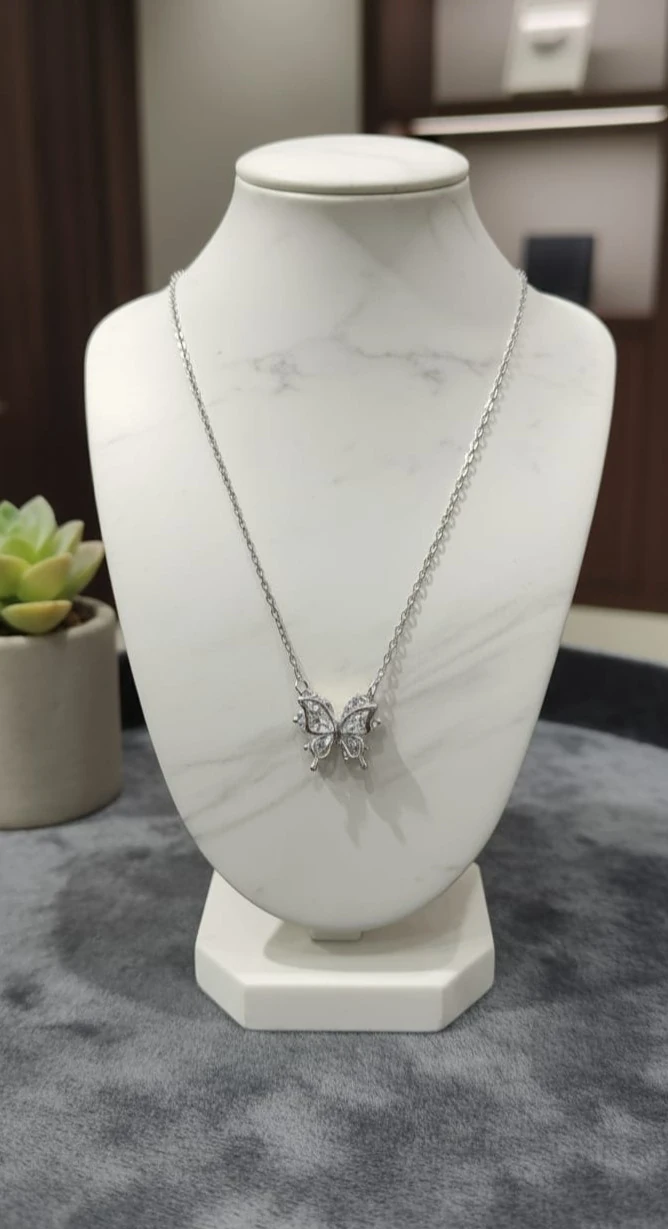 925 Ayar Gümüş Kelebek Model Zirkon Taşlı Kolye – Zarif ve Işıltılı Kadın Takı