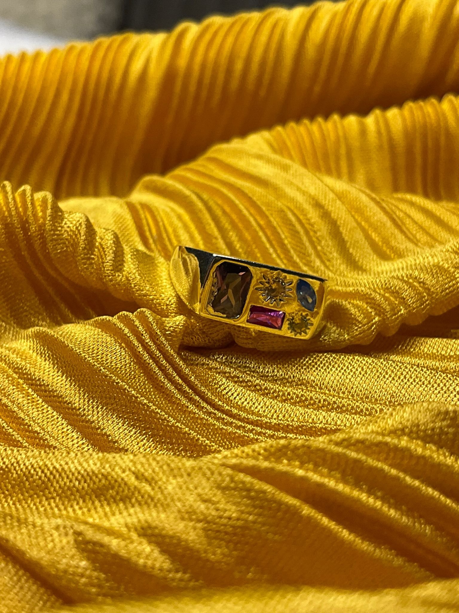 Gümüş Signet Ring Model Yüzük – Şık ve Modern Kadın Takı