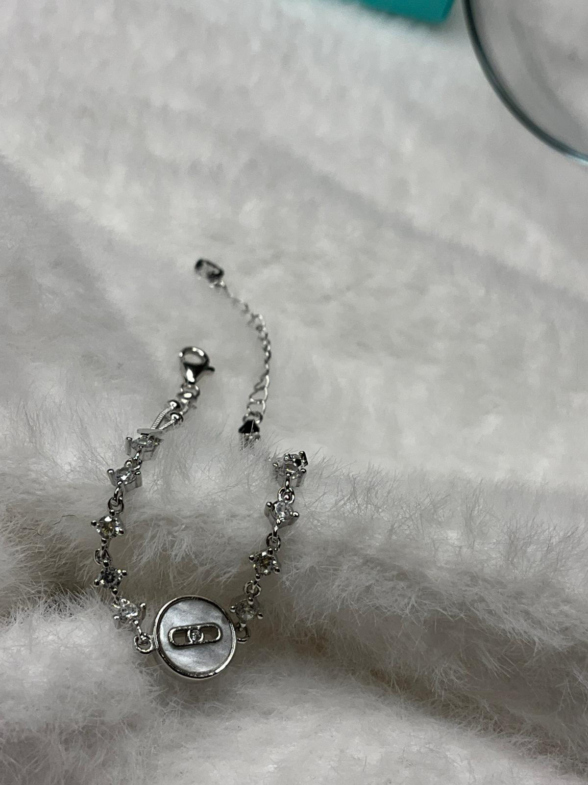 925 Ayar Gümüş Charm Tasarım Bileklik – Modern ve Şık Kadın Takı Modeli