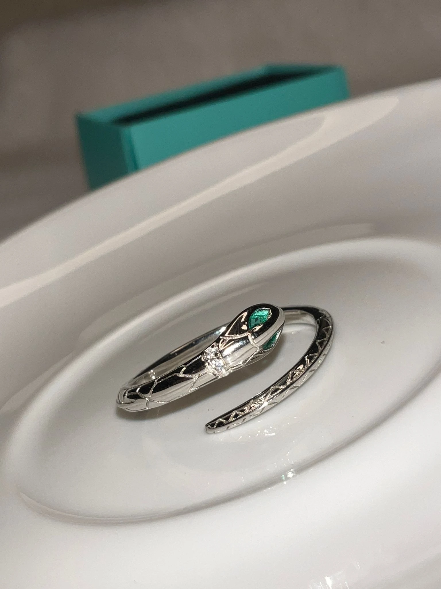 KREA YILAN MODEL SARMALI GÜMÜŞ YÜZÜK YEŞİL ÖZEL İŞLEMLİ TAŞİ İLE CESARETİ ŞANSI TANIMLAR