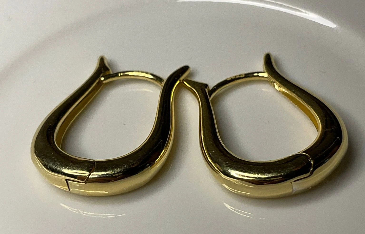 HUGGİE KİLİTLİ HALKA KÜPE