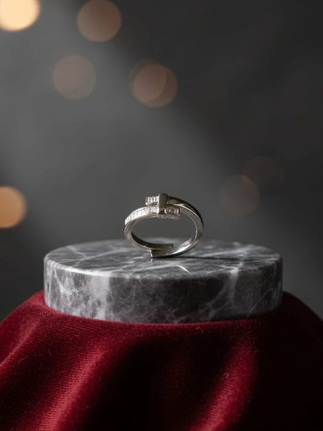 925 Ayar Gümüş T-Bar Çapraz Baget Taşlı İki Sıralı Sarmaş Yüzük – Zarif ve Şık Kadın Takı