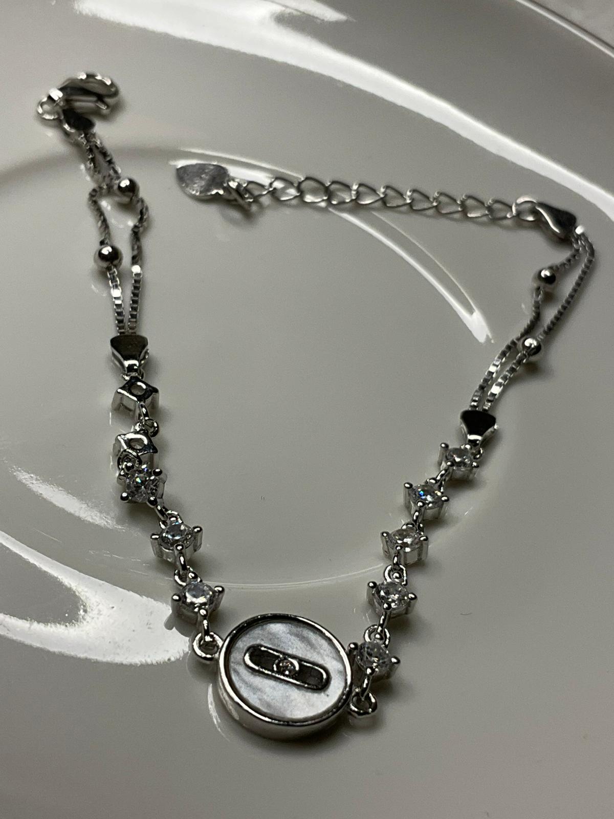 925 Ayar Gümüş Charm Tasarım Bileklik – Modern ve Şık Kadın Takı Modeli