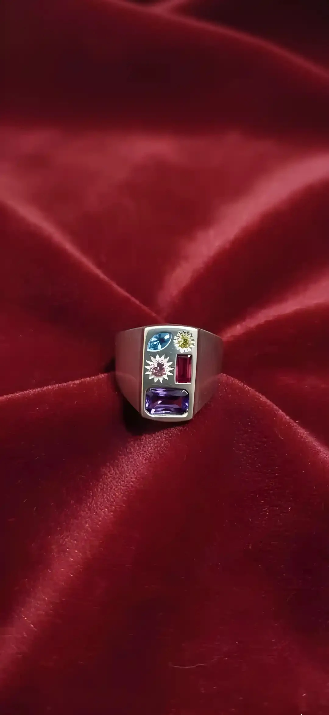 Gümüş Signet Ring Model Yüzük – Şık ve Modern Kadın Takı