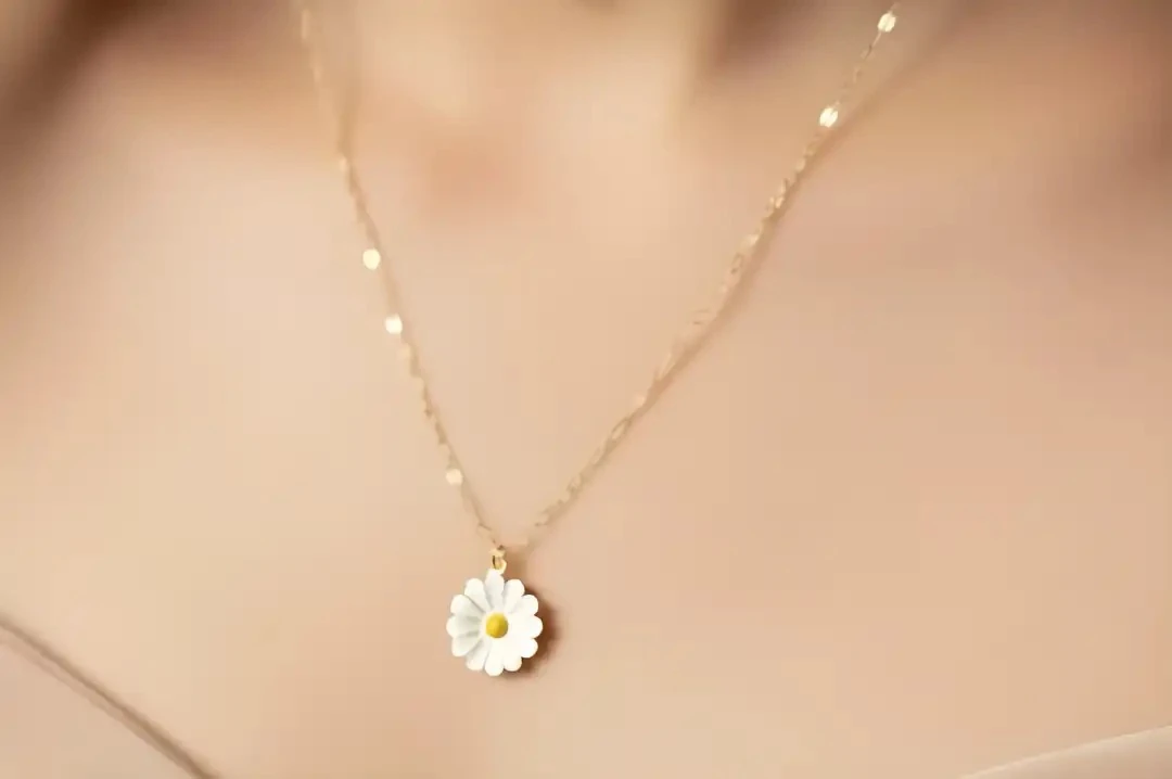 Gümüş Papatya Kolye – 14K Altın Kaplama Zarif Kadın Takı Modeli