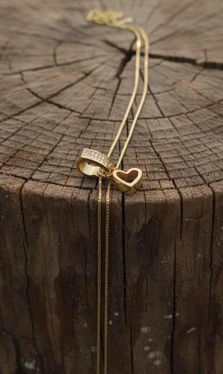 Gümüş Aşk Temalı Çift Kalpli Kolye – Romantik ve Şık Kadın Takı Modeli