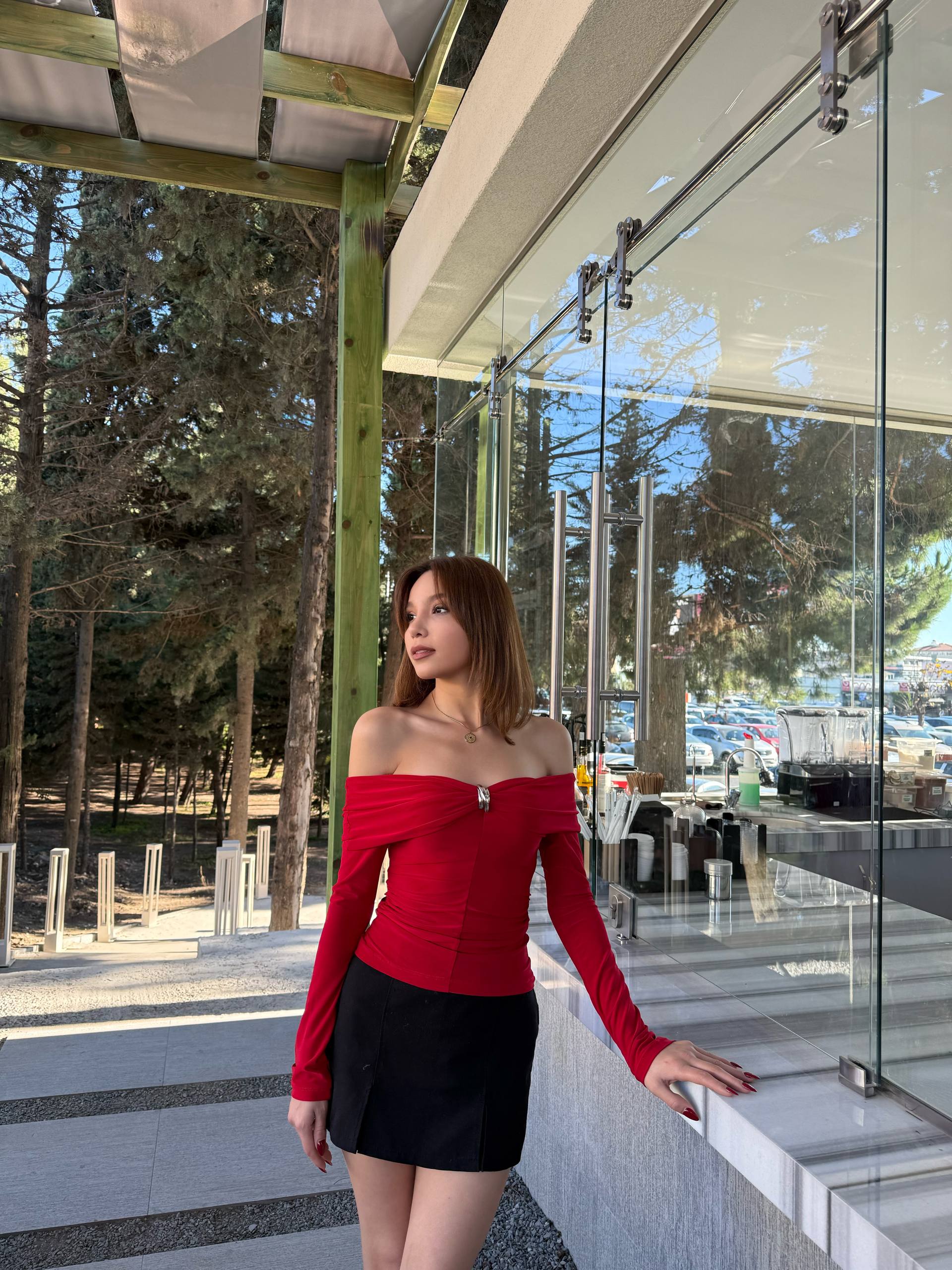 Sendy Madonna Göğüs Tokalı Bluz - kırmızı