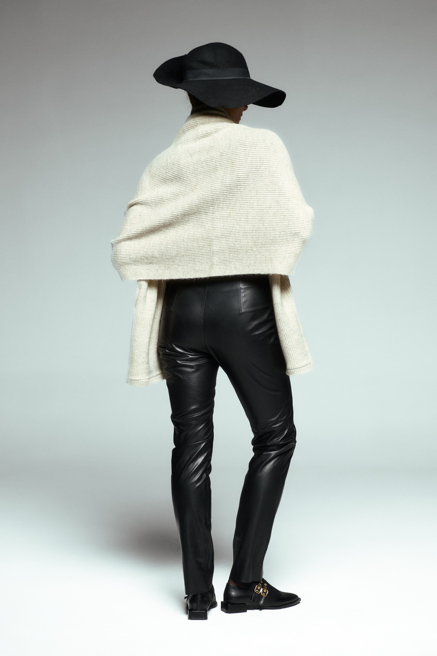 Deri Aplike İşlemeli Cepli Triko Şal 