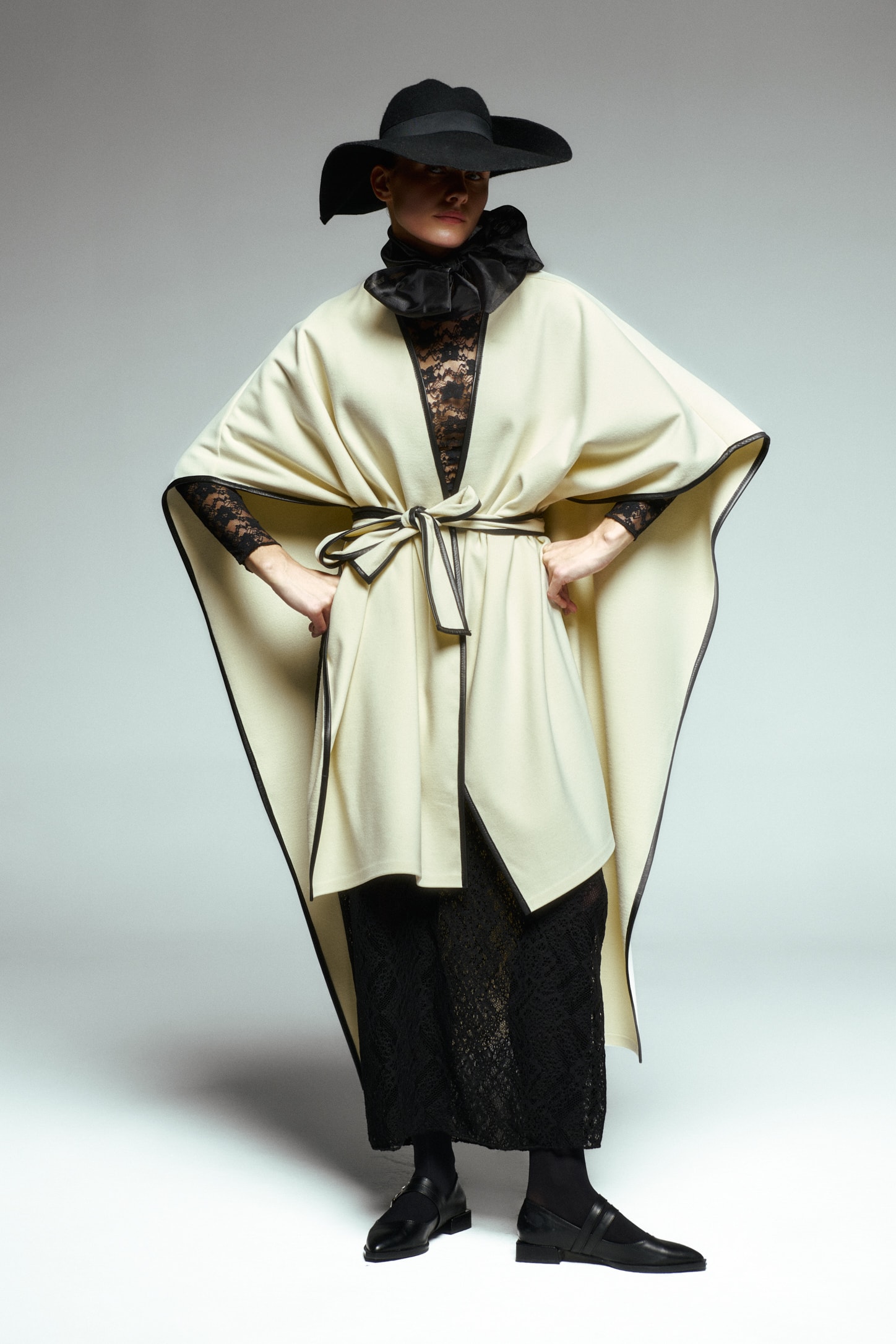 Deri Biyeli Kemerli Kaşe Pelerin 