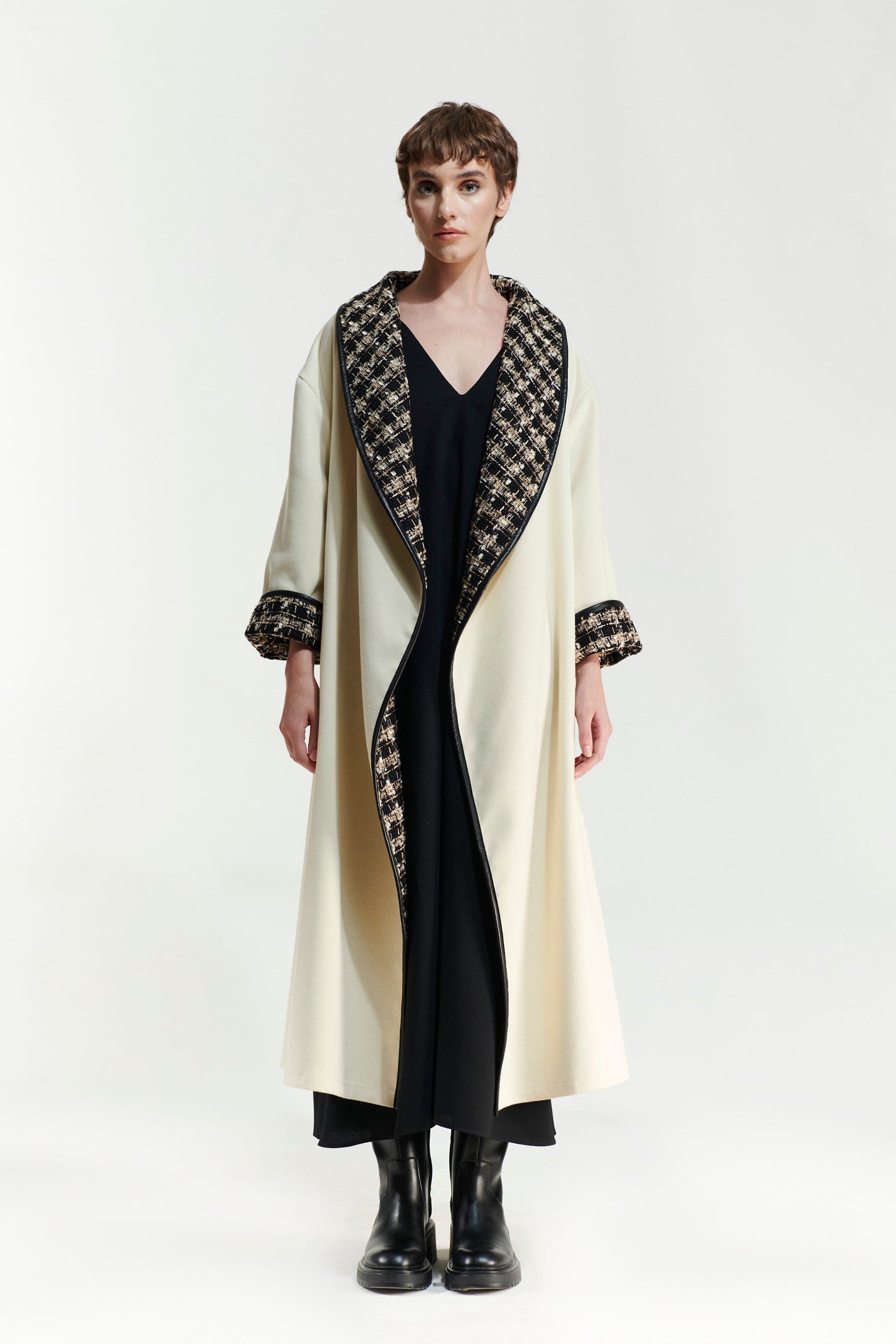 LEATHER BANDING, DOUBLE-SIDED USAGE, SHIGHTING SQUARE PATTERNED-CACHET COAT