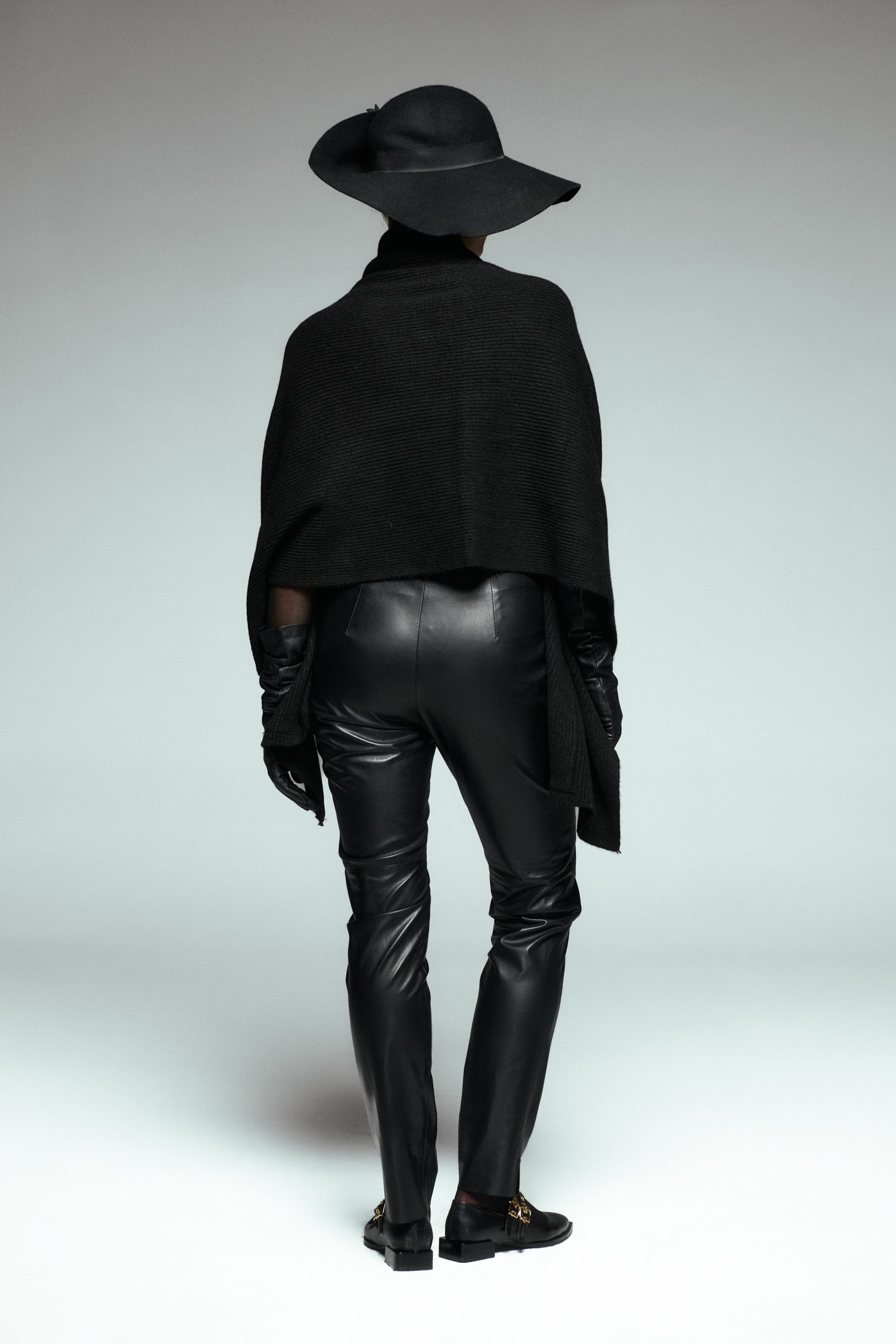 Deri Aplike İşlemeli Cepli Triko Şal 