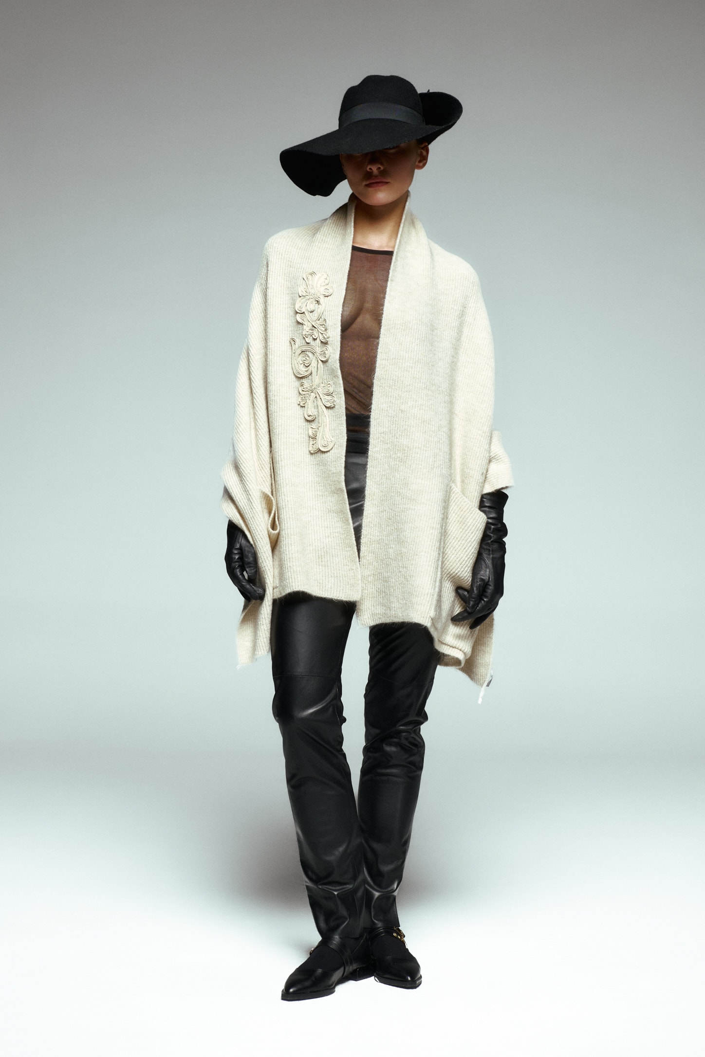 Deri Aplike İşlemeli Cepli Triko Şal 