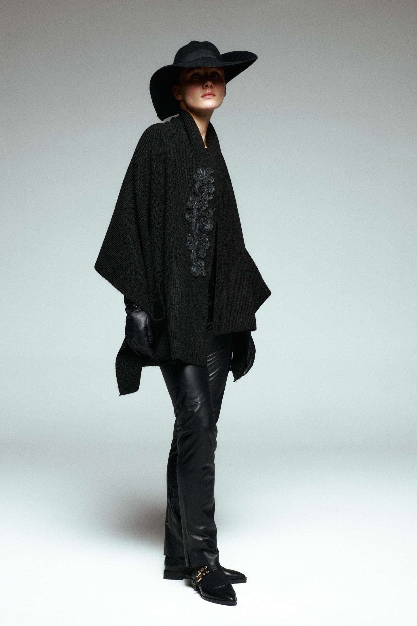 Deri Aplike İşlemeli Cepli Triko Şal 