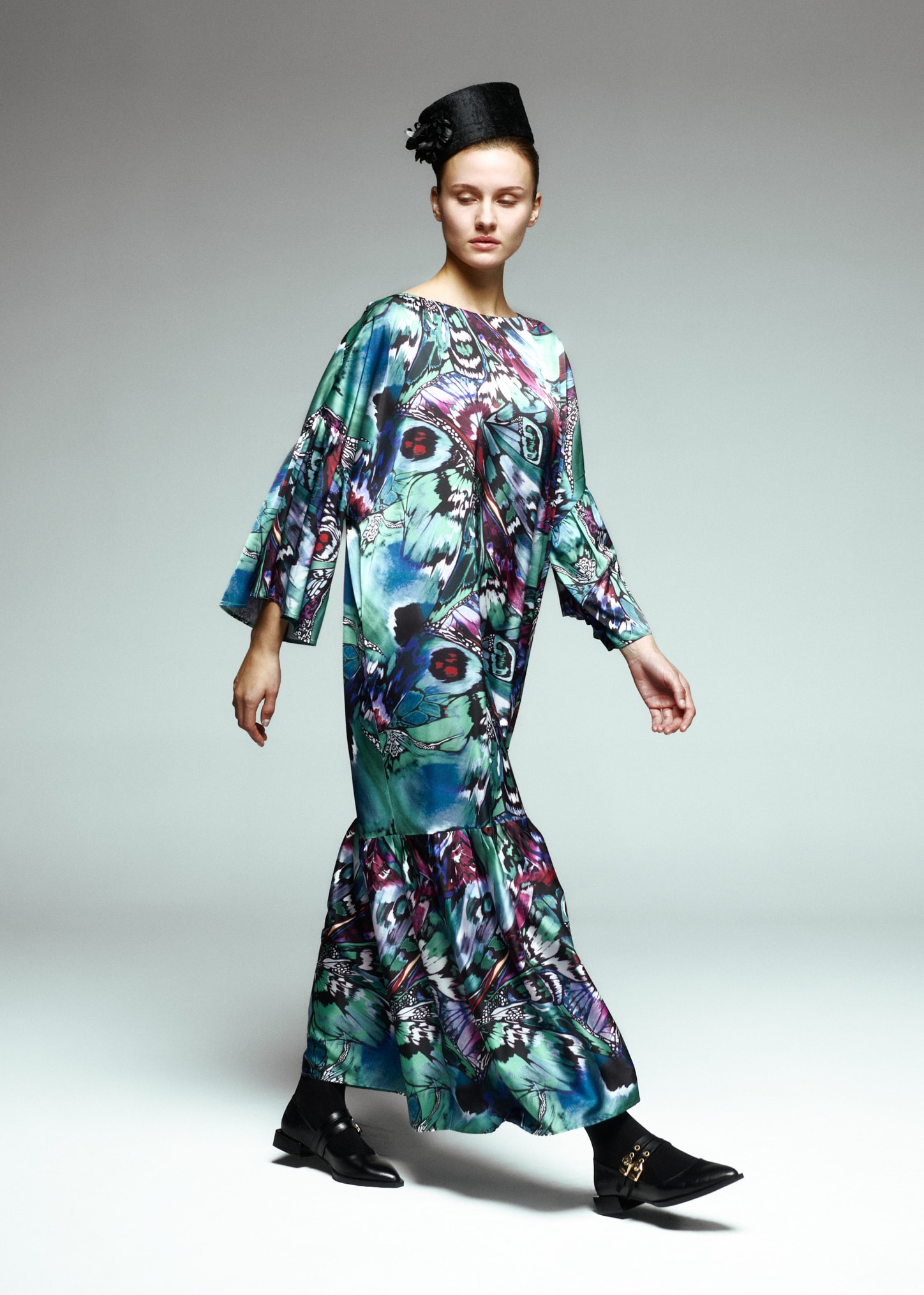 Eteği Volanlı Desenli Saten Uzun Elbise 